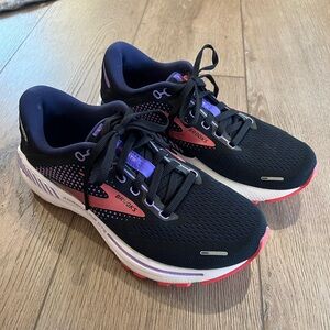 Women’s Brooks Adrenaline GTS 22 Size 6.5